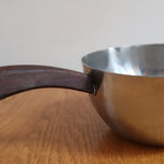 Saucier ambidextre et pichet à crème scandinaves inox et teck Danemark années 60, double bec verseur, manches teck, art de la table danois