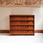 Meuble à chaussures vintage en bois des années 60 avec quatre portes abattantes et poignées carrées.