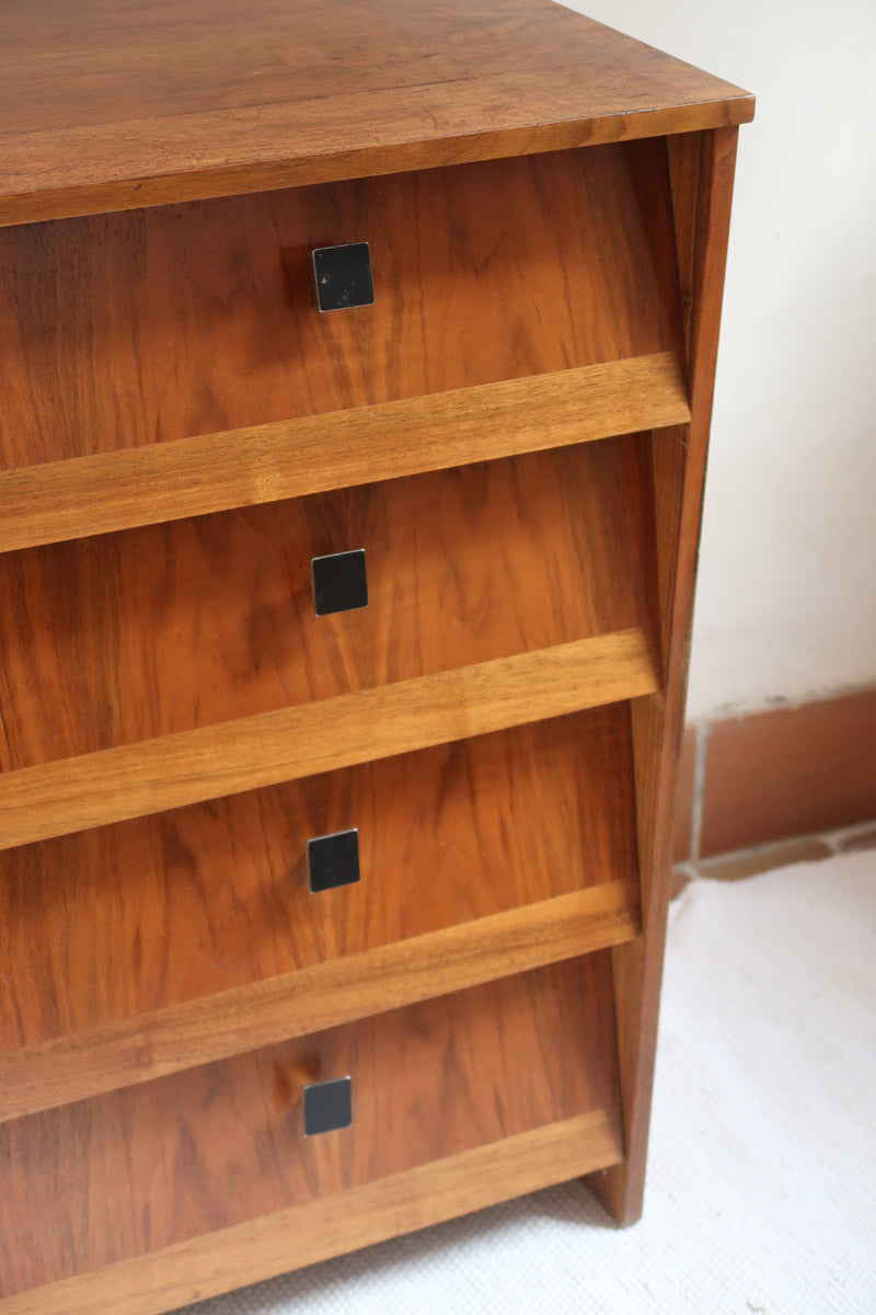 Meuble à chaussures vintage en bois des années 60 avec quatre portes abattantes et poignées carrées.