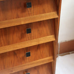 Meuble à chaussures vintage en bois des années 60 avec quatre portes abattantes et poignées carrées.