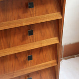 Meuble à chaussures vintage en bois des années 60 avec quatre portes abattantes et poignées carrées.