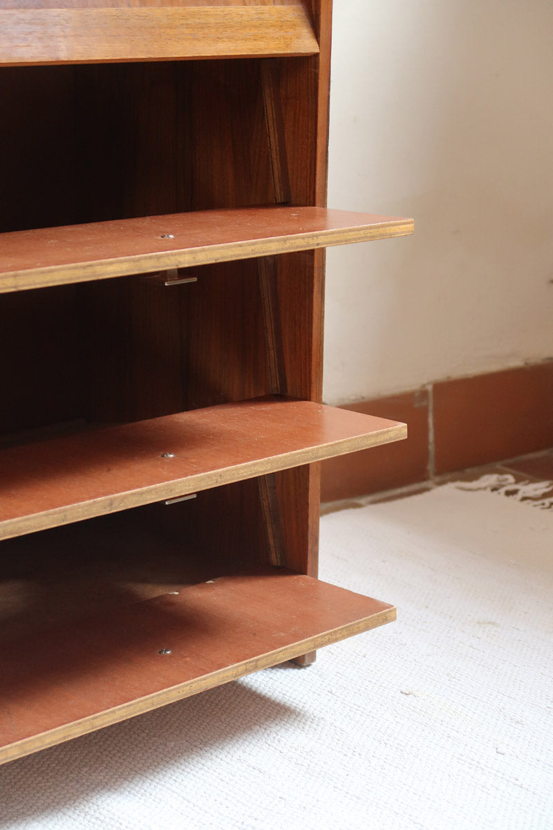 Meuble à chaussures vintage en bois des années 60 avec quatre portes abattantes et poignées carrées.