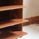 Meuble à chaussures vintage en bois des années 60 avec quatre portes abattantes et poignées carrées.