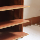 Meuble à chaussures vintage en bois des années 60 avec quatre portes abattantes et poignées carrées.