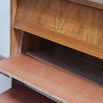 Meuble à chaussures vintage en bois des années 60 avec quatre portes abattantes et poignées carrées.