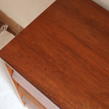 Meuble à chaussures vintage en bois des années 60 avec quatre portes abattantes et poignées carrées.