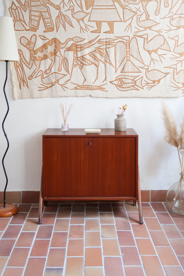 Meuble à abattant scandinave vintage en bois de teck, piétement compas, abattant maintenu à l'horizontale par deux compas en laiton, tablette intérieure, serrure et clé d'origine
