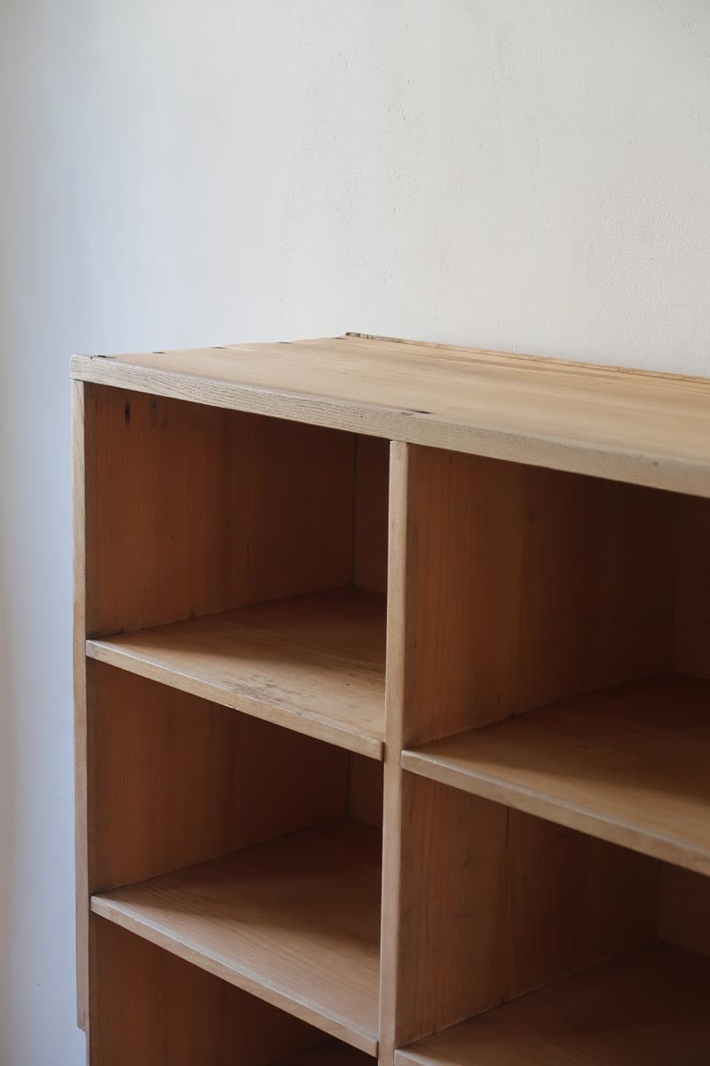 Meuble à casiers vintage en bois clair, style atelier industriel, avec 20 compartiments ouverts pour rangement de livres, vinyles ou objets décoratifs, présenté seul et en mise en situation.