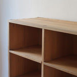 Meuble à casiers vintage en bois clair, style atelier industriel, avec 20 compartiments ouverts pour rangement de livres, vinyles ou objets décoratifs, présenté seul et en mise en situation.