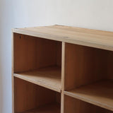 Meuble à casiers vintage en bois clair, style atelier industriel, avec 20 compartiments ouverts pour rangement de livres, vinyles ou objets décoratifs, présenté seul et en mise en situation.