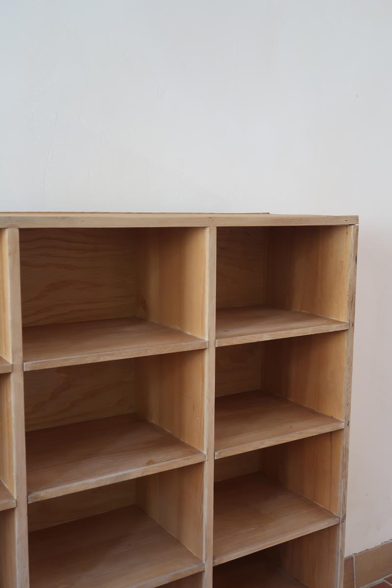 Meuble à casiers vintage en bois clair, style atelier industriel, avec 20 compartiments ouverts pour rangement de livres, vinyles ou objets décoratifs, présenté seul et en mise en situation.