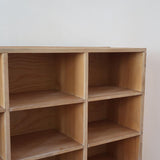 Meuble à casiers vintage en bois clair, style atelier industriel, avec 20 compartiments ouverts pour rangement de livres, vinyles ou objets décoratifs, présenté seul et en mise en situation.