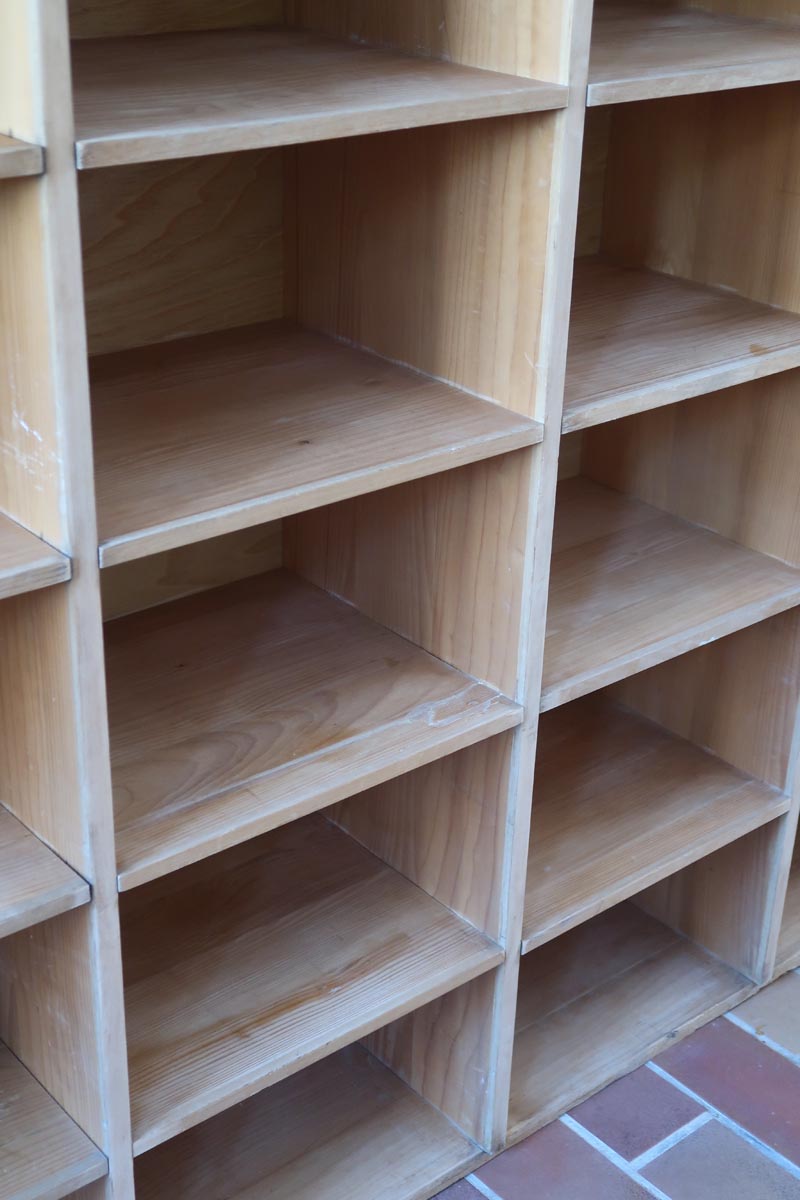 Meuble à casiers vintage en bois clair, style atelier industriel, avec 20 compartiments ouverts pour rangement de livres, vinyles ou objets décoratifs, présenté seul et en mise en situation.