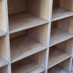 Meuble à casiers vintage en bois clair, style atelier industriel, avec 20 compartiments ouverts pour rangement de livres, vinyles ou objets décoratifs, présenté seul et en mise en situation.