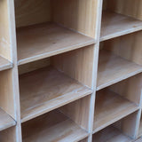 Meuble à casiers vintage en bois clair, style atelier industriel, avec 20 compartiments ouverts pour rangement de livres, vinyles ou objets décoratifs, présenté seul et en mise en situation.