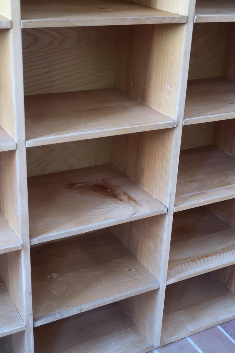 Meuble à casiers vintage en bois clair, style atelier industriel, avec 20 compartiments ouverts pour rangement de livres, vinyles ou objets décoratifs, présenté seul et en mise en situation.