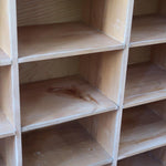 Meuble à casiers vintage en bois clair, style atelier industriel, avec 20 compartiments ouverts pour rangement de livres, vinyles ou objets décoratifs, présenté seul et en mise en situation.