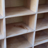 Meuble à casiers vintage en bois clair, style atelier industriel, avec 20 compartiments ouverts pour rangement de livres, vinyles ou objets décoratifs, présenté seul et en mise en situation.