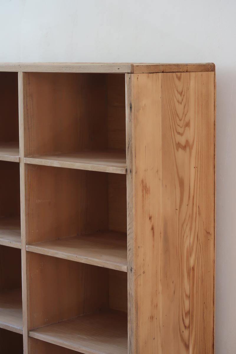 Meuble à casiers vintage en bois clair, style atelier industriel, avec 20 compartiments ouverts pour rangement de livres, vinyles ou objets décoratifs, présenté seul et en mise en situation.