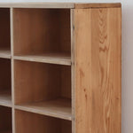 Meuble à casiers vintage en bois clair, style atelier industriel, avec 20 compartiments ouverts pour rangement de livres, vinyles ou objets décoratifs, présenté seul et en mise en situation.