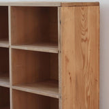 Meuble à casiers vintage en bois clair, style atelier industriel, avec 20 compartiments ouverts pour rangement de livres, vinyles ou objets décoratifs, présenté seul et en mise en situation.