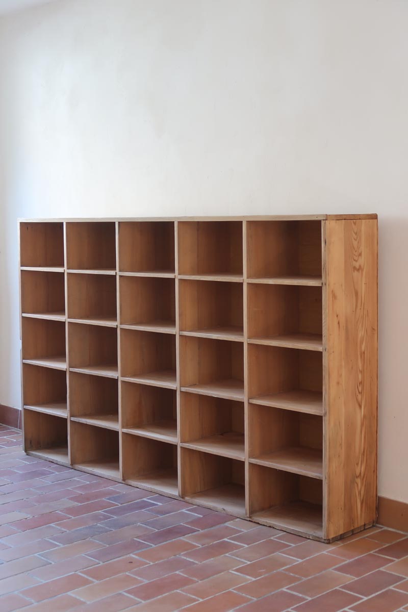 Meuble à casiers vintage en bois clair, style atelier industriel, avec 20 compartiments ouverts pour rangement de livres, vinyles ou objets décoratifs, présenté seul et en mise en situation.