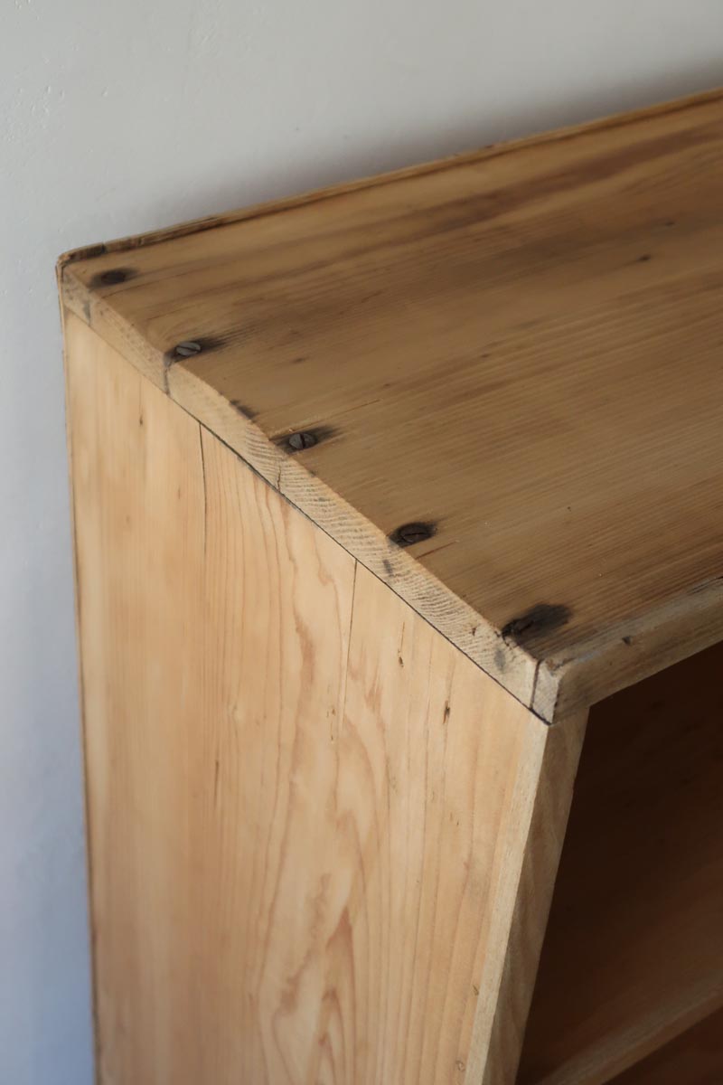 Meuble à casiers vintage en bois clair, style atelier industriel, avec 20 compartiments ouverts pour rangement de livres, vinyles ou objets décoratifs, présenté seul et en mise en situation.