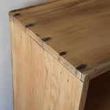 Meuble à casiers vintage en bois clair, style atelier industriel, avec 20 compartiments ouverts pour rangement de livres, vinyles ou objets décoratifs, présenté seul et en mise en situation.