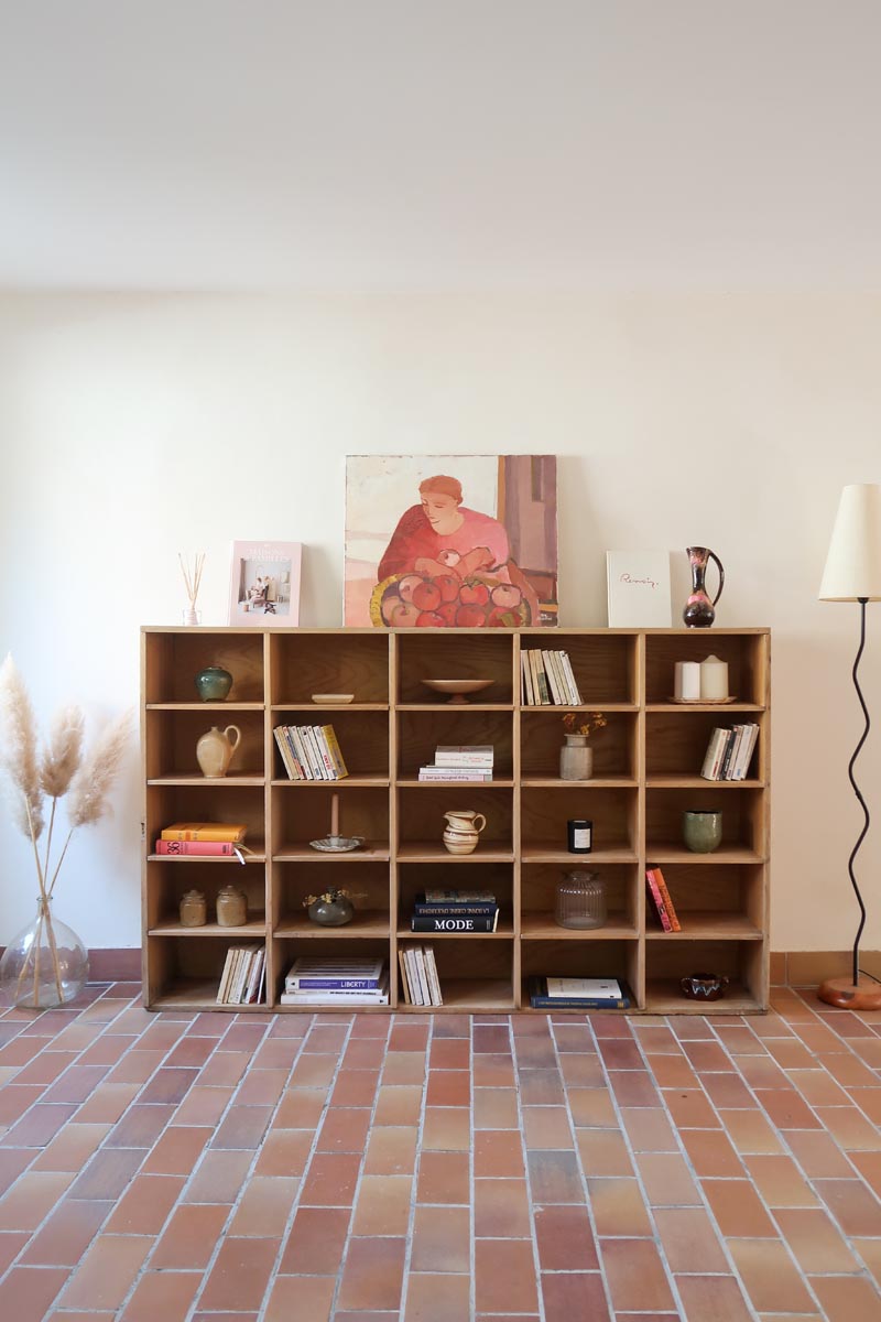 Meuble à casiers vintage en bois clair, style atelier industriel, avec 20 compartiments ouverts pour rangement de livres, vinyles ou objets décoratifs, présenté seul et en mise en situation.