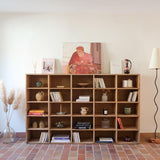 Meuble à casiers vintage en bois clair, style atelier industriel, avec 20 compartiments ouverts pour rangement de livres, vinyles ou objets décoratifs, présenté seul et en mise en situation.