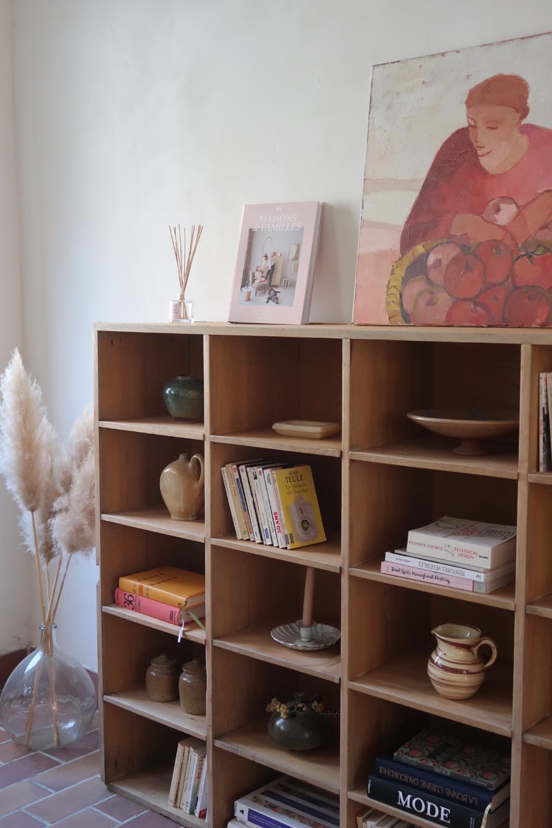 Meuble à casiers vintage en bois clair, style atelier industriel, avec 20 compartiments ouverts pour rangement de livres, vinyles ou objets décoratifs, présenté seul et en mise en situation.