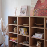 Meuble à casiers vintage en bois clair, style atelier industriel, avec 20 compartiments ouverts pour rangement de livres, vinyles ou objets décoratifs, présenté seul et en mise en situation.