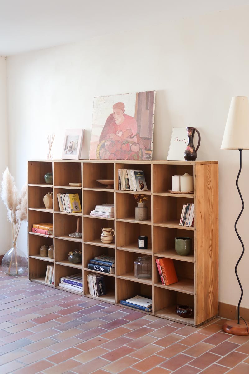 Meuble à casiers vintage en bois clair, style atelier industriel, avec 20 compartiments ouverts pour rangement de livres, vinyles ou objets décoratifs, présenté seul et en mise en situation.