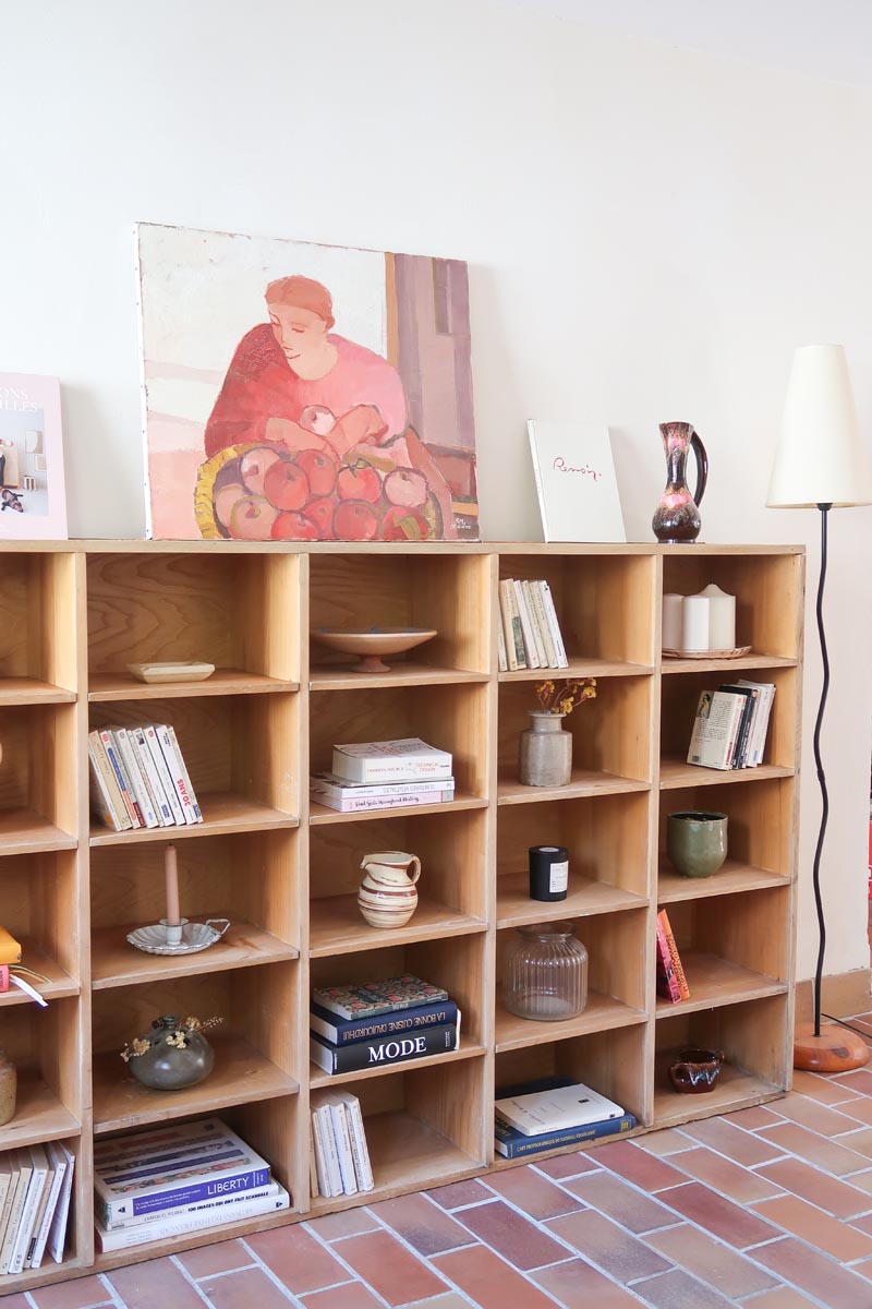Meuble à casiers vintage en bois clair, style atelier industriel, avec 20 compartiments ouverts pour rangement de livres, vinyles ou objets décoratifs, présenté seul et en mise en situation.