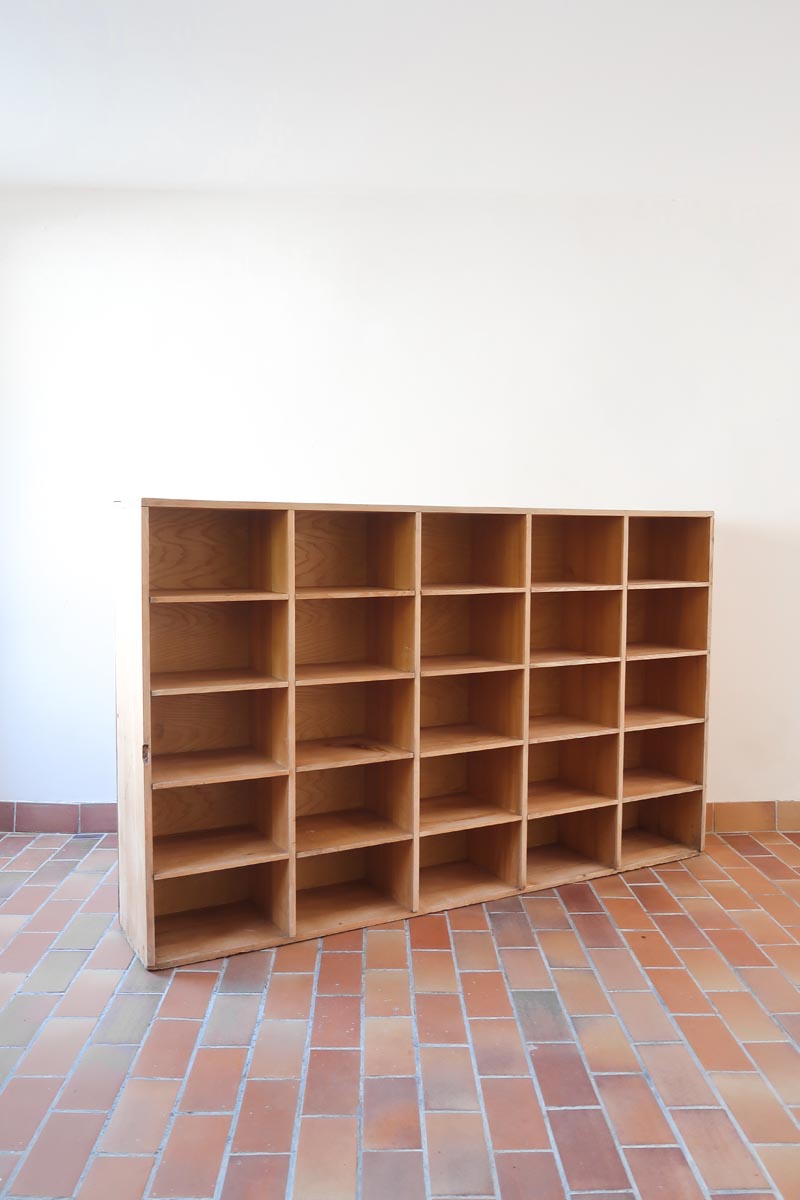 Meuble à casiers vintage en bois clair, style atelier industriel, avec 20 compartiments ouverts pour rangement de livres, vinyles ou objets décoratifs, présenté seul et en mise en situation.