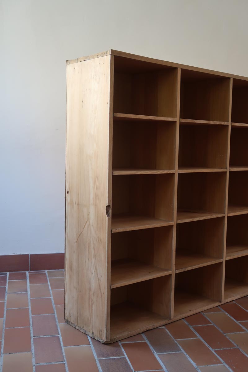 Meuble à casiers vintage en bois clair, style atelier industriel, avec 20 compartiments ouverts pour rangement de livres, vinyles ou objets décoratifs, présenté seul et en mise en situation.