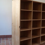 Meuble à casiers vintage en bois clair, style atelier industriel, avec 20 compartiments ouverts pour rangement de livres, vinyles ou objets décoratifs, présenté seul et en mise en situation.