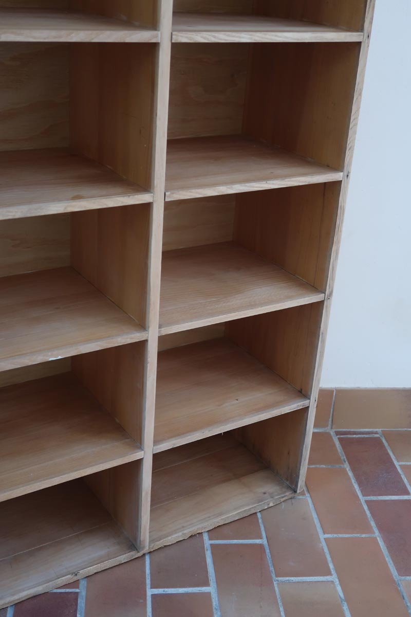 Meuble à casiers vintage en bois clair, style atelier industriel, avec 20 compartiments ouverts pour rangement de livres, vinyles ou objets décoratifs, présenté seul et en mise en situation.