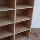 Meuble à casiers vintage en bois clair, style atelier industriel, avec 20 compartiments ouverts pour rangement de livres, vinyles ou objets décoratifs, présenté seul et en mise en situation.