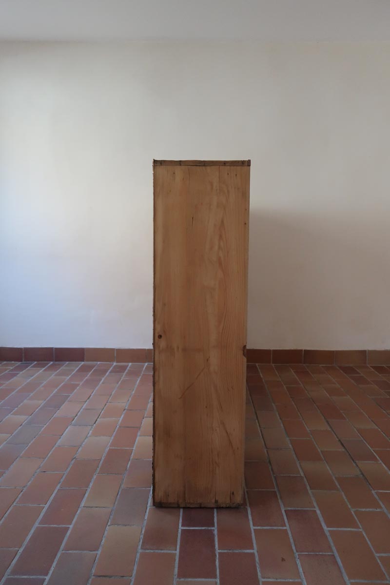 Meuble à casiers vintage en bois clair, style atelier industriel, avec 20 compartiments ouverts pour rangement de livres, vinyles ou objets décoratifs, présenté seul et en mise en situation.