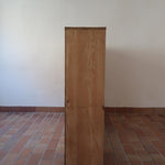 Meuble à casiers vintage en bois clair, style atelier industriel, avec 20 compartiments ouverts pour rangement de livres, vinyles ou objets décoratifs, présenté seul et en mise en situation.