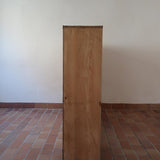 Meuble à casiers vintage en bois clair, style atelier industriel, avec 20 compartiments ouverts pour rangement de livres, vinyles ou objets décoratifs, présenté seul et en mise en situation.