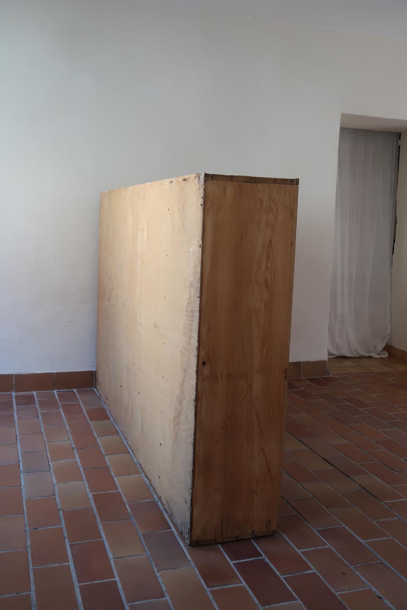 Meuble à casiers vintage en bois clair, style atelier industriel, avec 20 compartiments ouverts pour rangement de livres, vinyles ou objets décoratifs, présenté seul et en mise en situation.