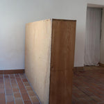 Meuble à casiers vintage en bois clair, style atelier industriel, avec 20 compartiments ouverts pour rangement de livres, vinyles ou objets décoratifs, présenté seul et en mise en situation.