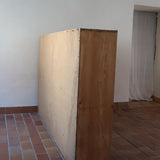 Meuble à casiers vintage en bois clair, style atelier industriel, avec 20 compartiments ouverts pour rangement de livres, vinyles ou objets décoratifs, présenté seul et en mise en situation.