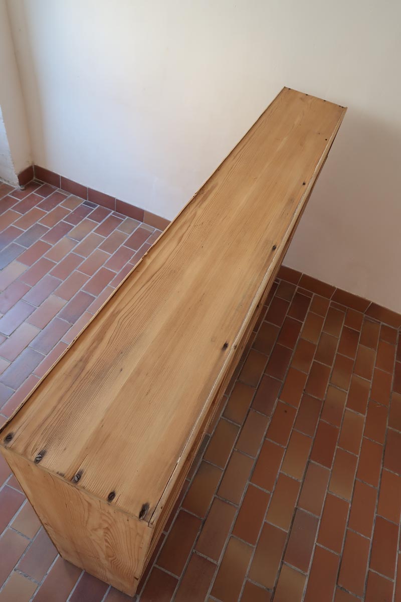 Meuble à casiers vintage en bois clair, style atelier industriel, avec 20 compartiments ouverts pour rangement de livres, vinyles ou objets décoratifs, présenté seul et en mise en situation.