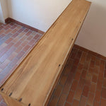 Meuble à casiers vintage en bois clair, style atelier industriel, avec 20 compartiments ouverts pour rangement de livres, vinyles ou objets décoratifs, présenté seul et en mise en situation.