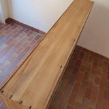 Meuble à casiers vintage en bois clair, style atelier industriel, avec 20 compartiments ouverts pour rangement de livres, vinyles ou objets décoratifs, présenté seul et en mise en situation.