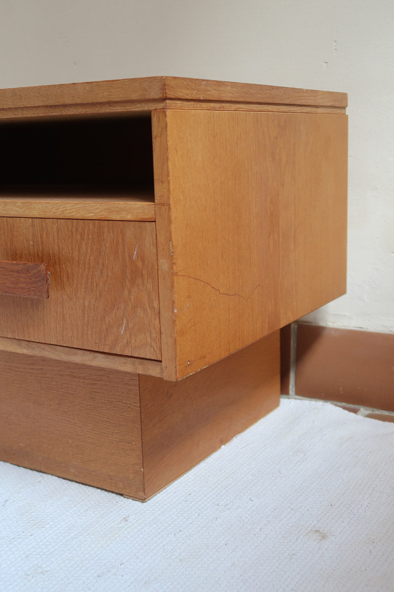 Meuble TV vintage en bois des années 70 avec plateau en céramique à motif floral, trois tiroirs et niches ouvertes.