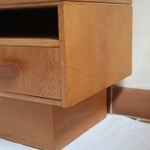 Meuble TV vintage en bois des années 70 avec plateau en céramique à motif floral, trois tiroirs et niches ouvertes.